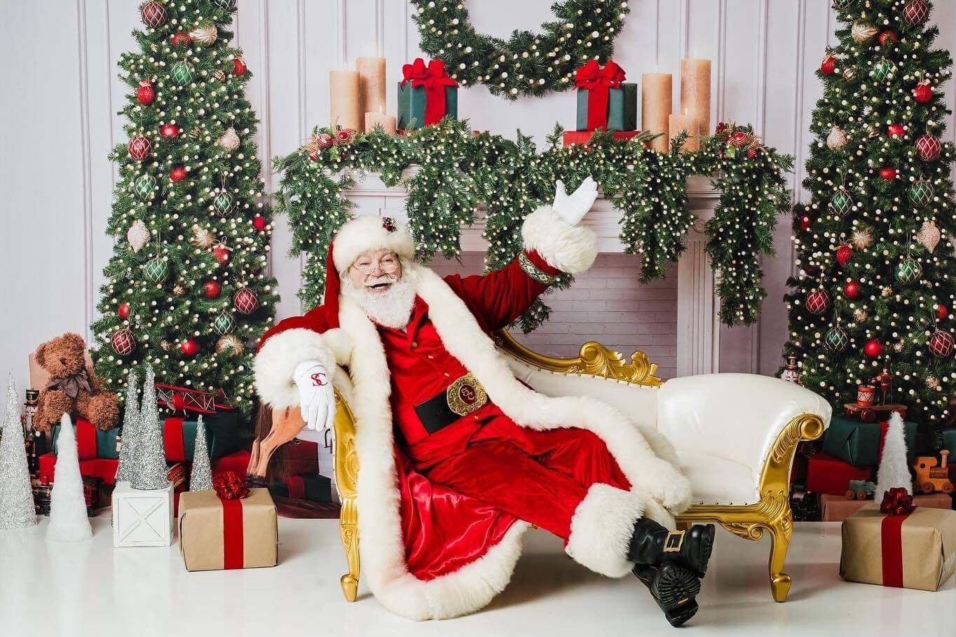 Hire Santa Claus Philadelphia holiday photo set by HireSanta