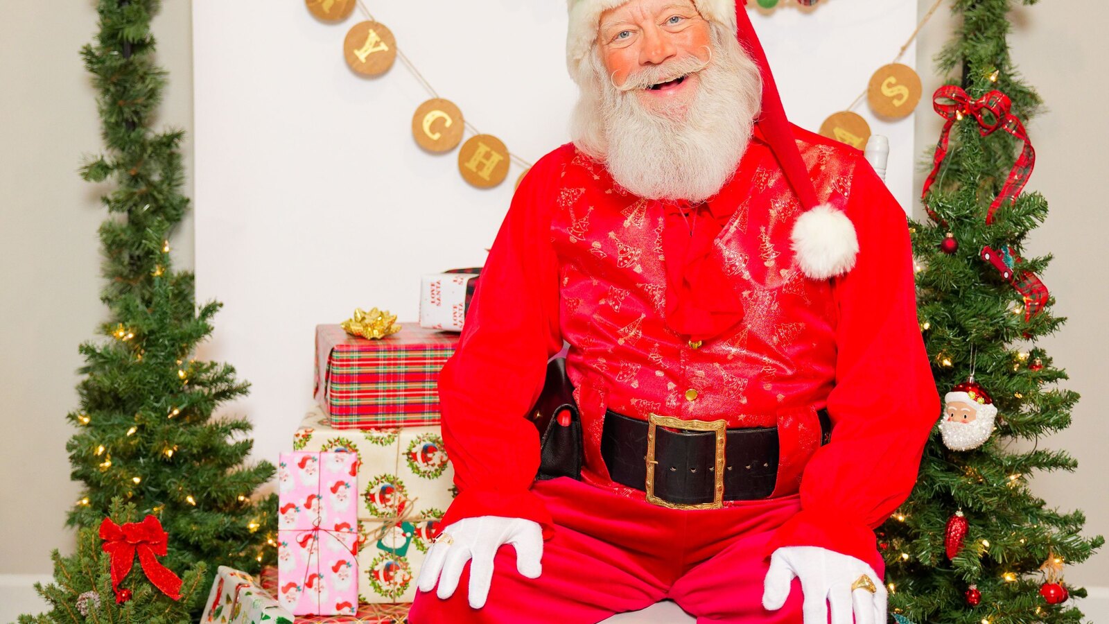 Hire Santa Claus Massachusetts Holiday Chair Portrait Hire Santa Claus Massachusetts holiday chair portrait